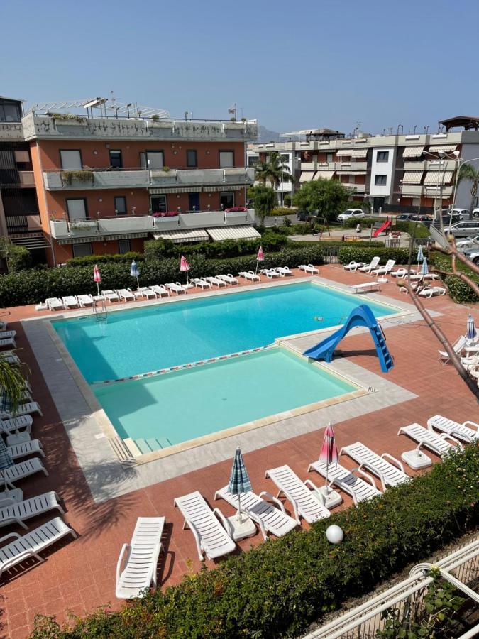 דירות פונדאצ'לו Taormina Mare Piscina Fondachello מראה חיצוני תמונה